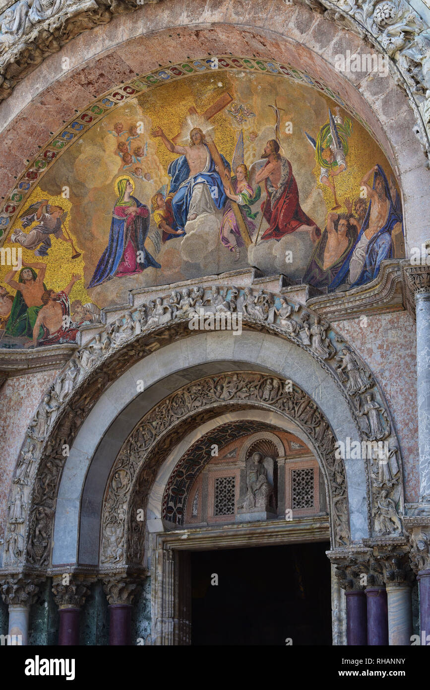 13thcentury esculturas y frescos decoran el arco central, encima de la
