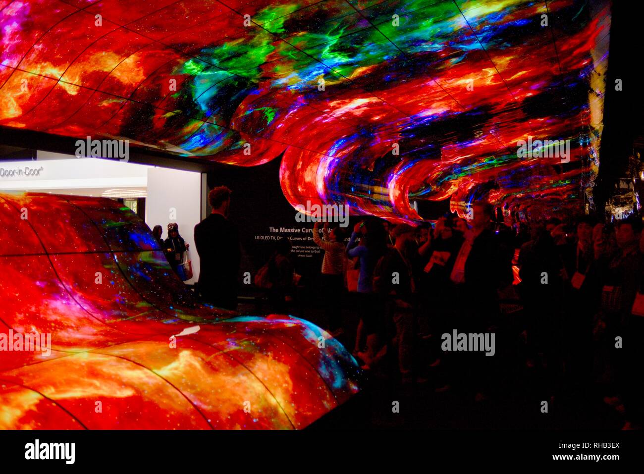 Pantalla De Techo Y Pared Curva Contundente De La Naturaleza