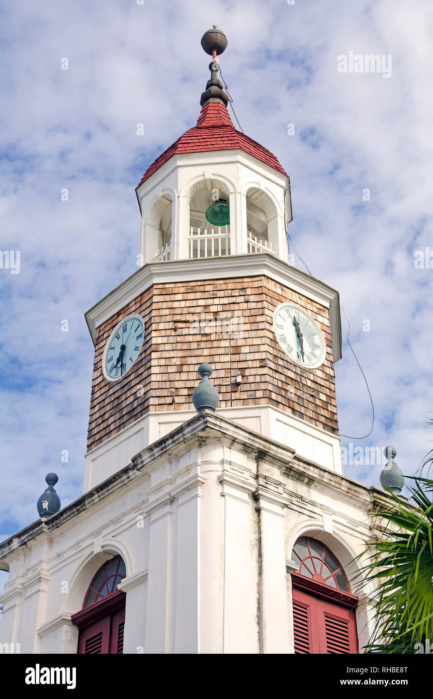 El campanario de la iglesia luterana es un edificio construido por los daneses en los 1750s, Saint Croix, Islas Vírgenes de EE.UU. Foto de stock