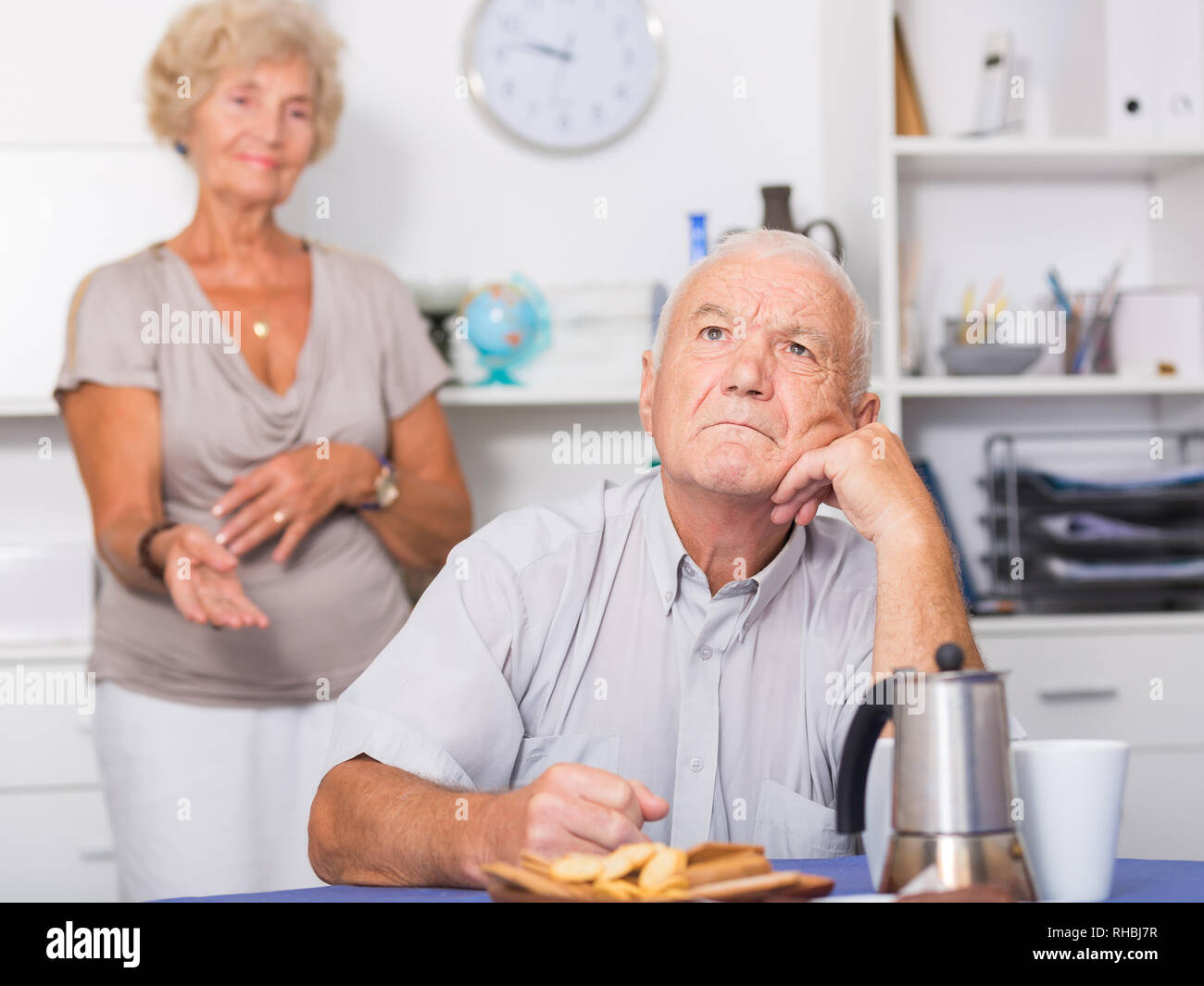 Ancianos malestar hombre sentado por separado teniendo problemas en relación con el cónyuge Foto de stock