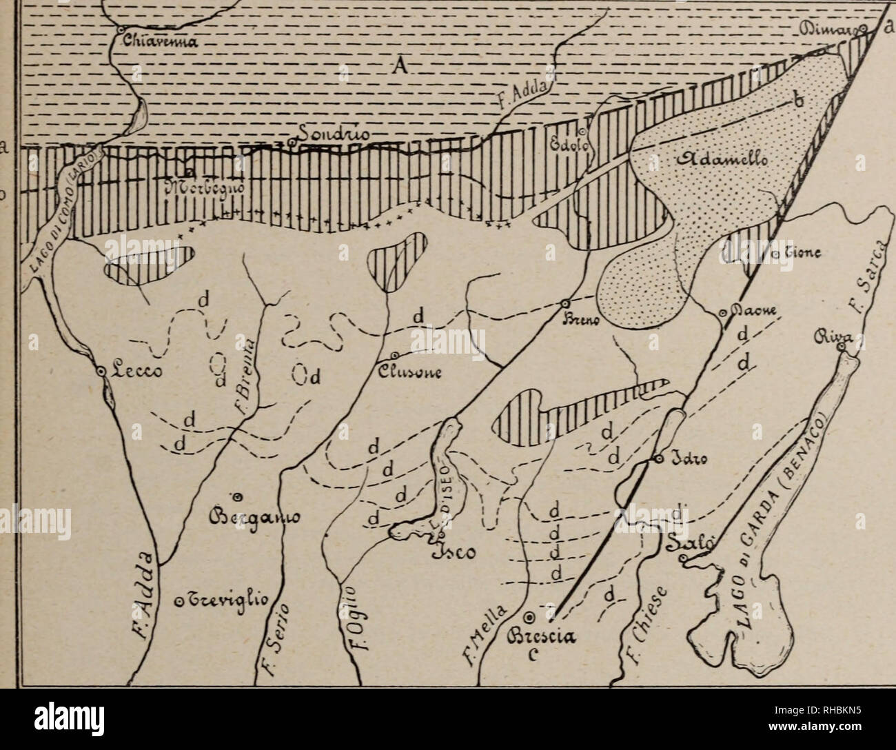 . Comitato geologico Bollettino del R. d'Italia. Geología. 1*1 SCHEMA DELLE PREALPI LOMBARDE 31. E S orobico Partii cyu eh isti cristallini dindi ri ic Afdssd fonali ti ed L e formazioni dlpin e un nord dei /dfdscidprincipdledegli schisti. Le forni dziom' c/ina ornici ric/je ji li . ^ Limite alpino dinarico f c? Cle- /d sud. c/eiid stessa/à scia) ' s/rd deli Adda ) Limite settentrionale deirove- Limite frdil corrugamento oroòi- b-b sciamcJiti a sud. (Nella fascia Q-Q co e quello benacense ( tra di - cristailijicij maro e BrescidJ Orti delle falde c/i copertura d /ietto che tnari formazioni c/n Foto de stock
