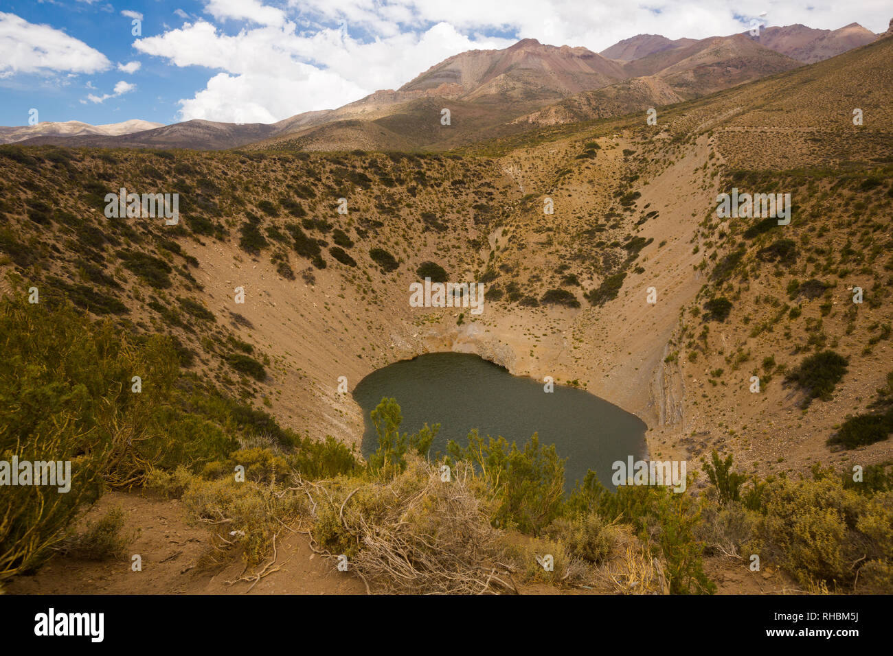 Vista del Lago Pozo de las Animas, provincia de Mendoza, cerca de Los Molles. Andes, Argentina Foto de stock