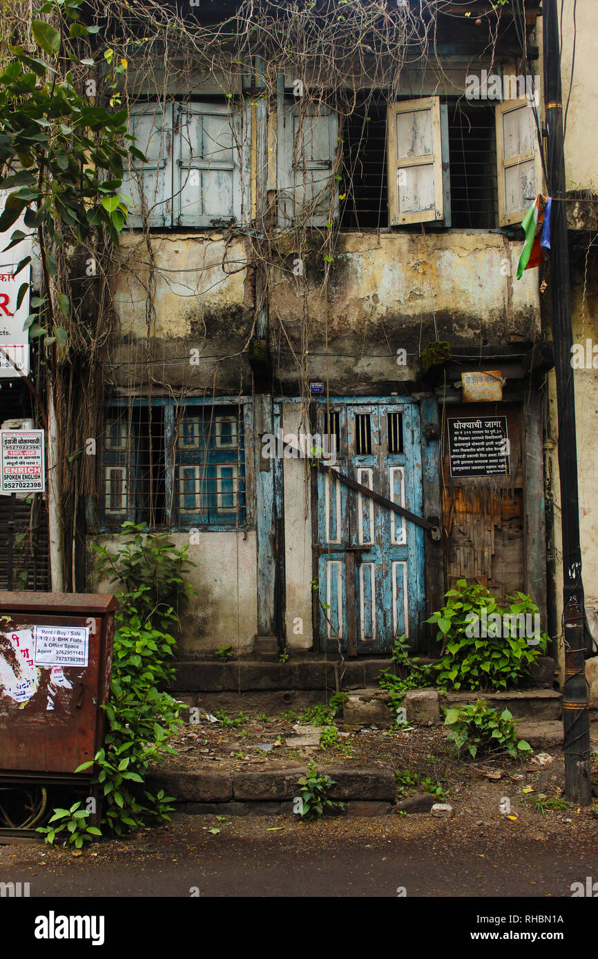 Casa antigua en Pune, calle Shaniwar Peth, Pune, Maharashtra Foto de stock