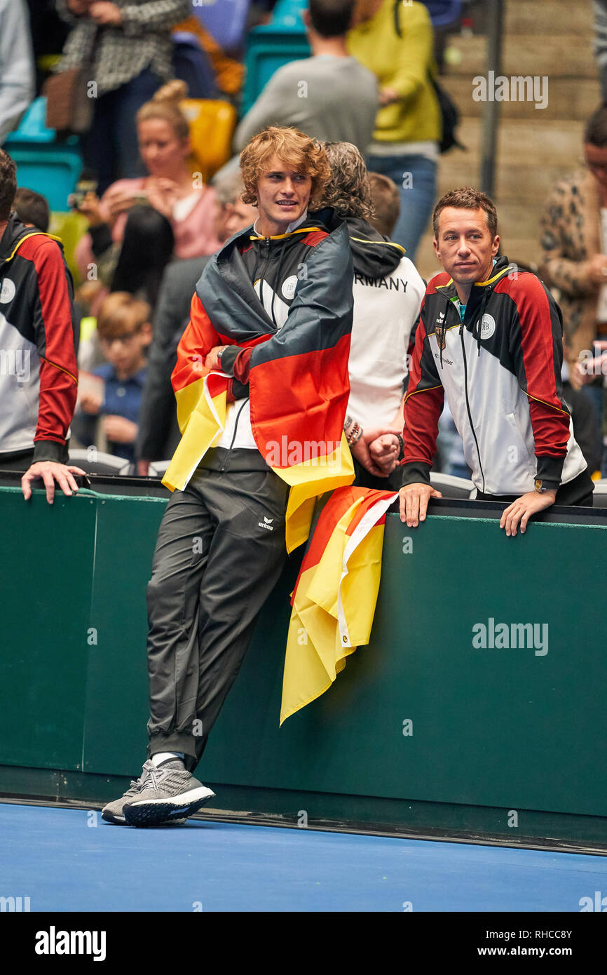 Frankfurt, Alemania. 02Nd Feb, 2019. Celebración del equipo alemán, Alexander (Sascha) ZVEREV, GER, Philipp Kohlschreiber, GER Tennis Pro, con bandera nacional, Alemania - Hungría 3-0 Ronda calificadores Mens Tenis Copa Davis en Frankfurt, Alemania, Febrero 02, 2019 La temporada 2018/2019, el crédito: Peter Schatz/Alamy Live News Foto de stock