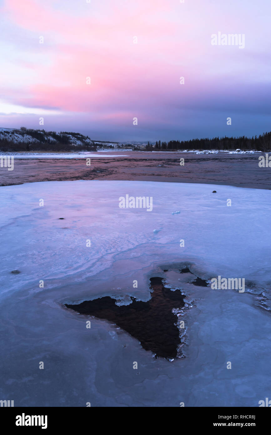 Río Yukón atardecer en invierno, Whitehorse, Yukon, Canadá Foto de stock