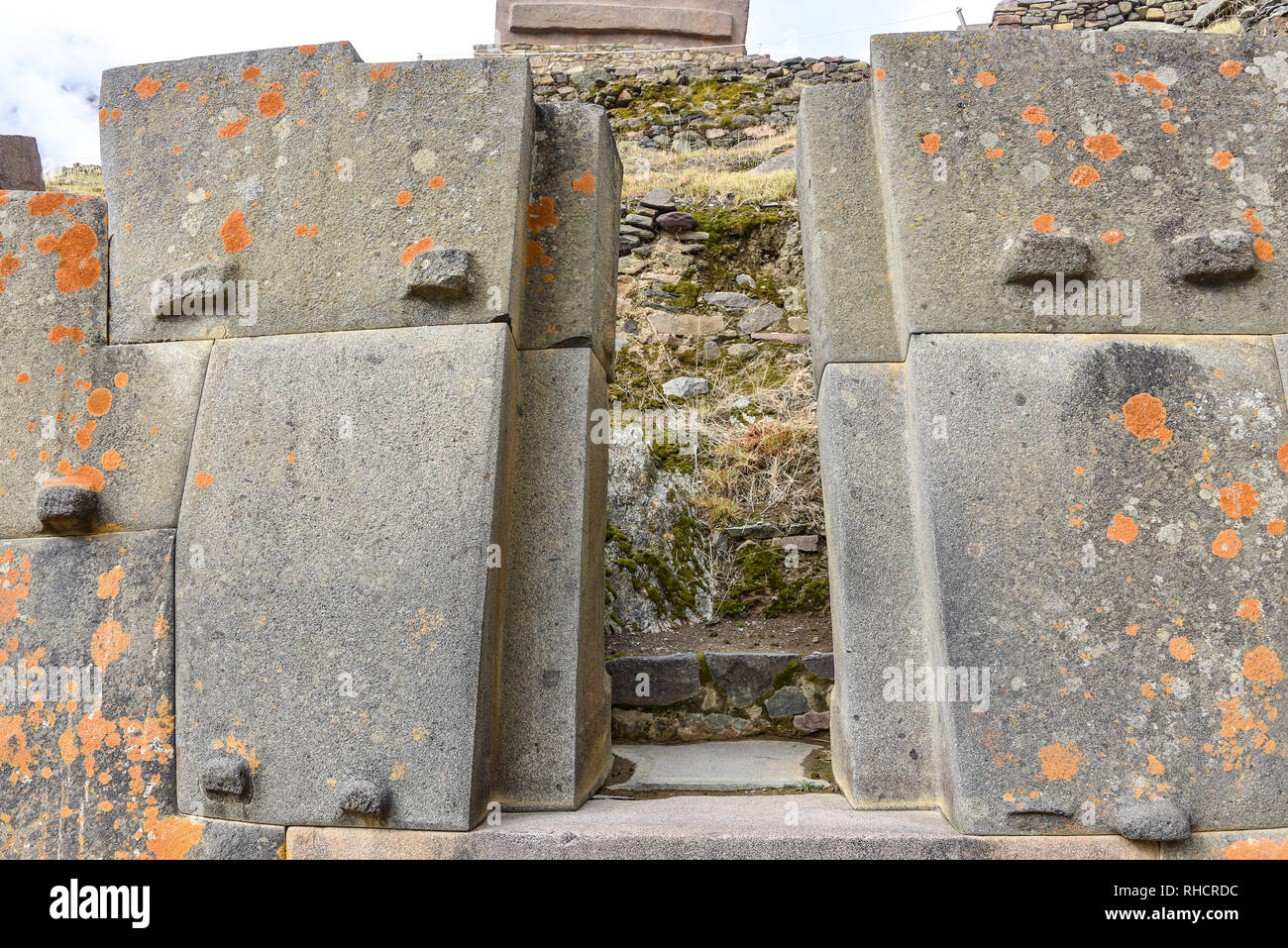 Cusco, Peru - Oct 22, 2018: Trapezoidal ventanas y puertas de piedra en el  sitio arqueológico de Ollanytambo en el Valle Sagrado Fotografía de stock -  Alamy