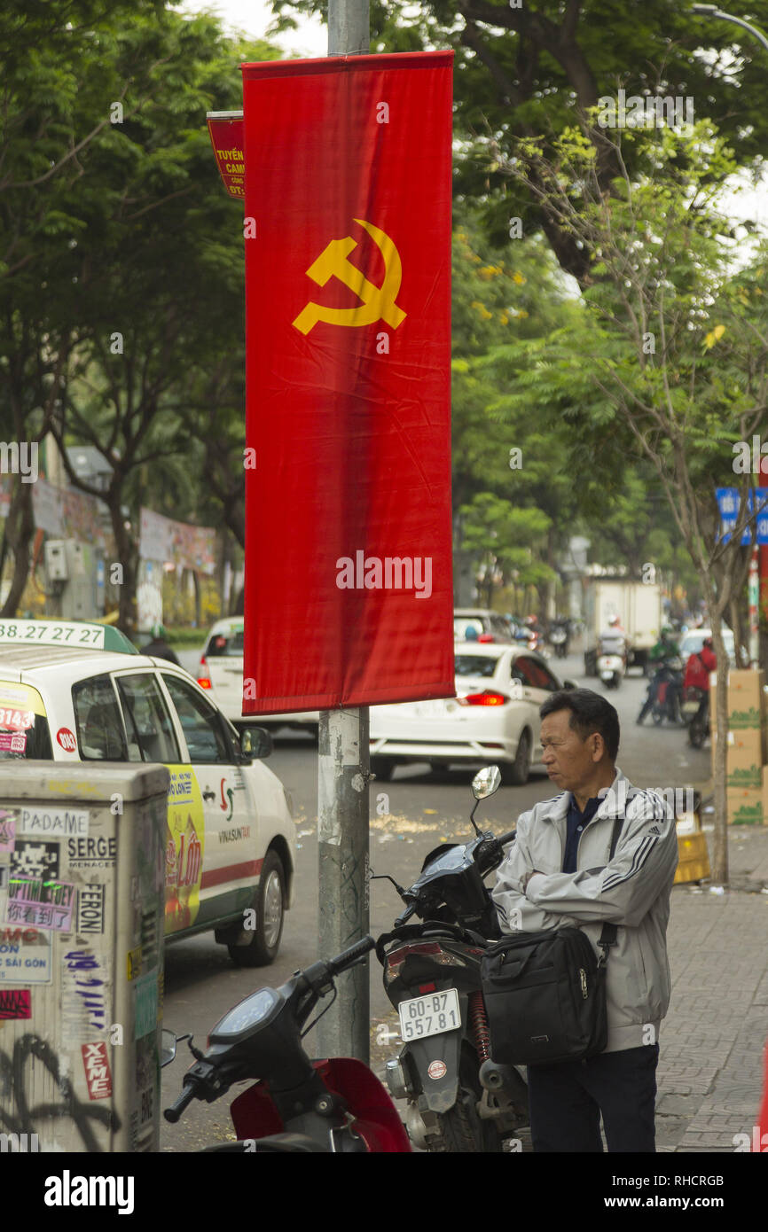 Bandera comunista en la calle en Vietnam Foto de stock