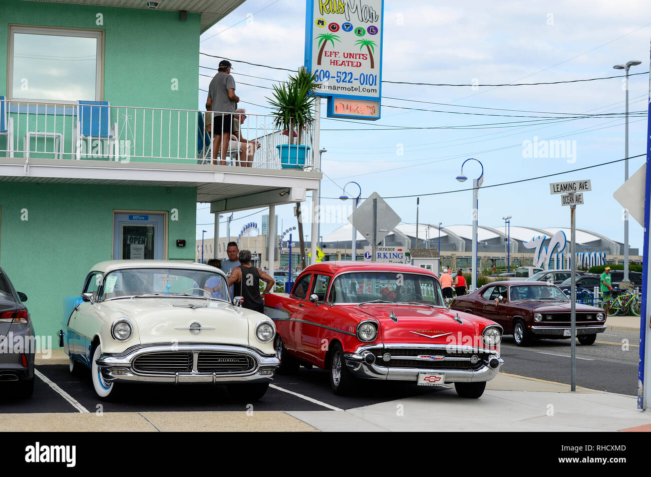 Los Estados Unidos, Nueva Jersey, Wildwood, desfile de coches clásicos, GM General Motors Chevrolet Bel Air en lugar de aparcamiento del Motel Rusmar en Ocean Ave, podría estar en la Habana Cuba demasiado Foto de stock