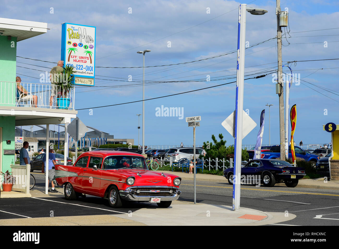 Los Estados Unidos, Nueva Jersey, Wildwood, desfile de coches clásicos, GM General Motors Chevrolet Bel Air en lugar de aparcamiento del Motel Rusmar en Ocean Ave, podría estar en la Habana Cuba demasiado Foto de stock