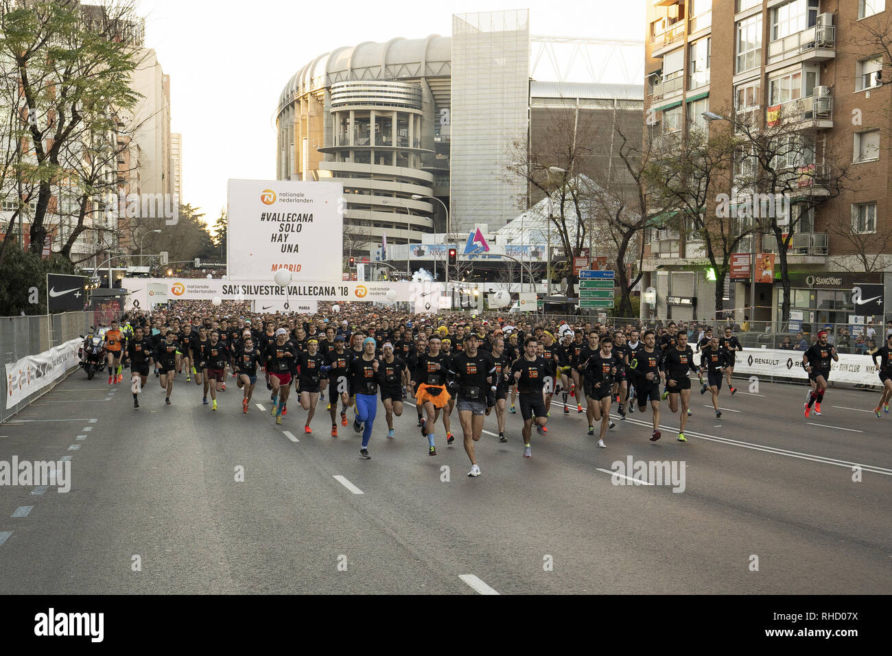 Varios miles de corredores aficionados inicio San Silvestre Vallecana  carrera en Madrid, España, 31 de diciembre de 2018. Este maratón está  organizado tres horas antes de la carrera internacional de San Silvestre