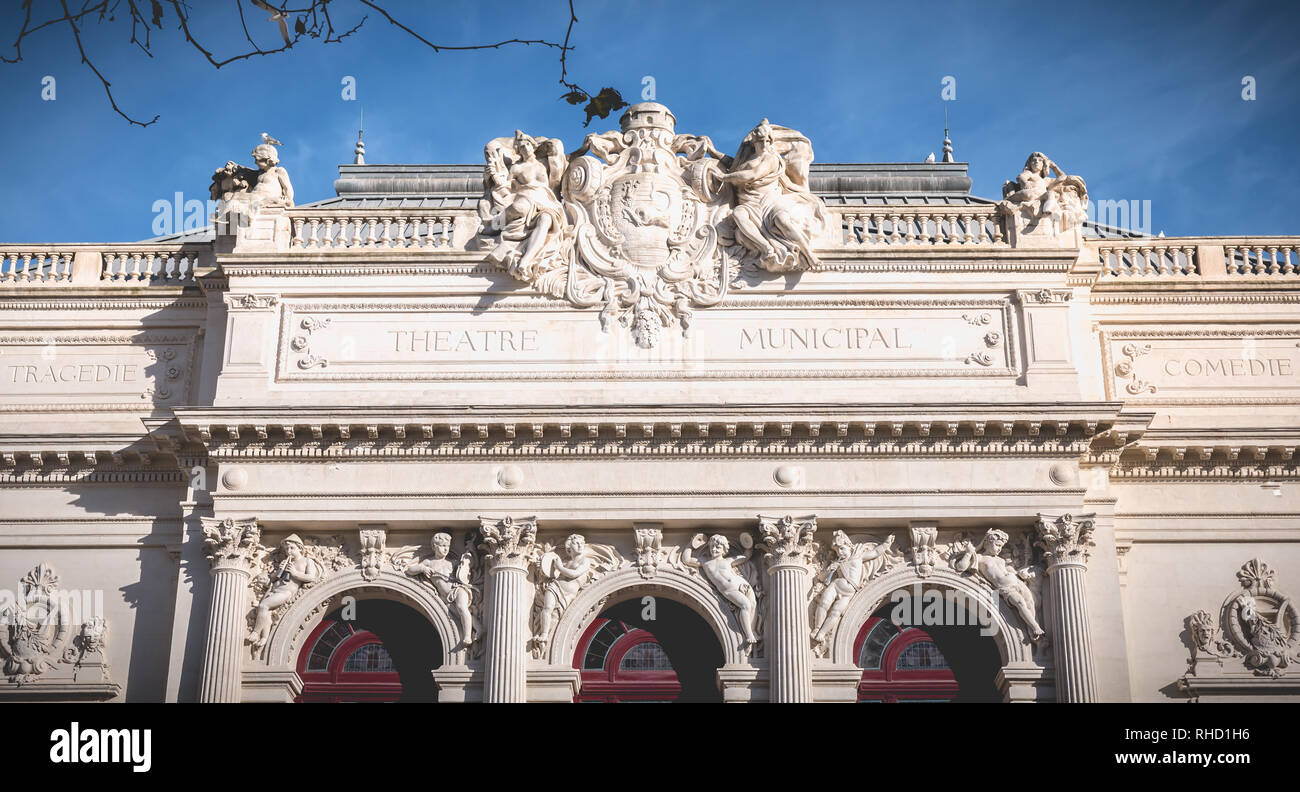 Sete, Francia - Enero 4, 2019: detalle arquitectónico del Teatro Moliere en un día de invierno. teatro municipal enumerados en el inventario histórico de Mon Foto de stock