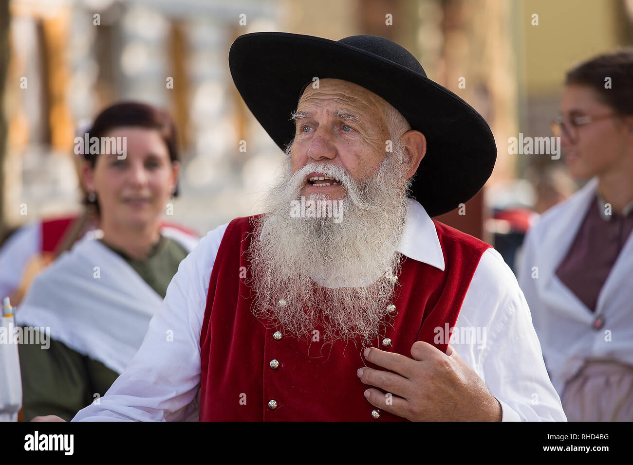 Gorizia, Italia - Agosto 27, 2017: el viejo hombre con traje tradicional en la localidad calle durante el Festival Internacional de Folklore en Gorizia, Italia Foto de stock
