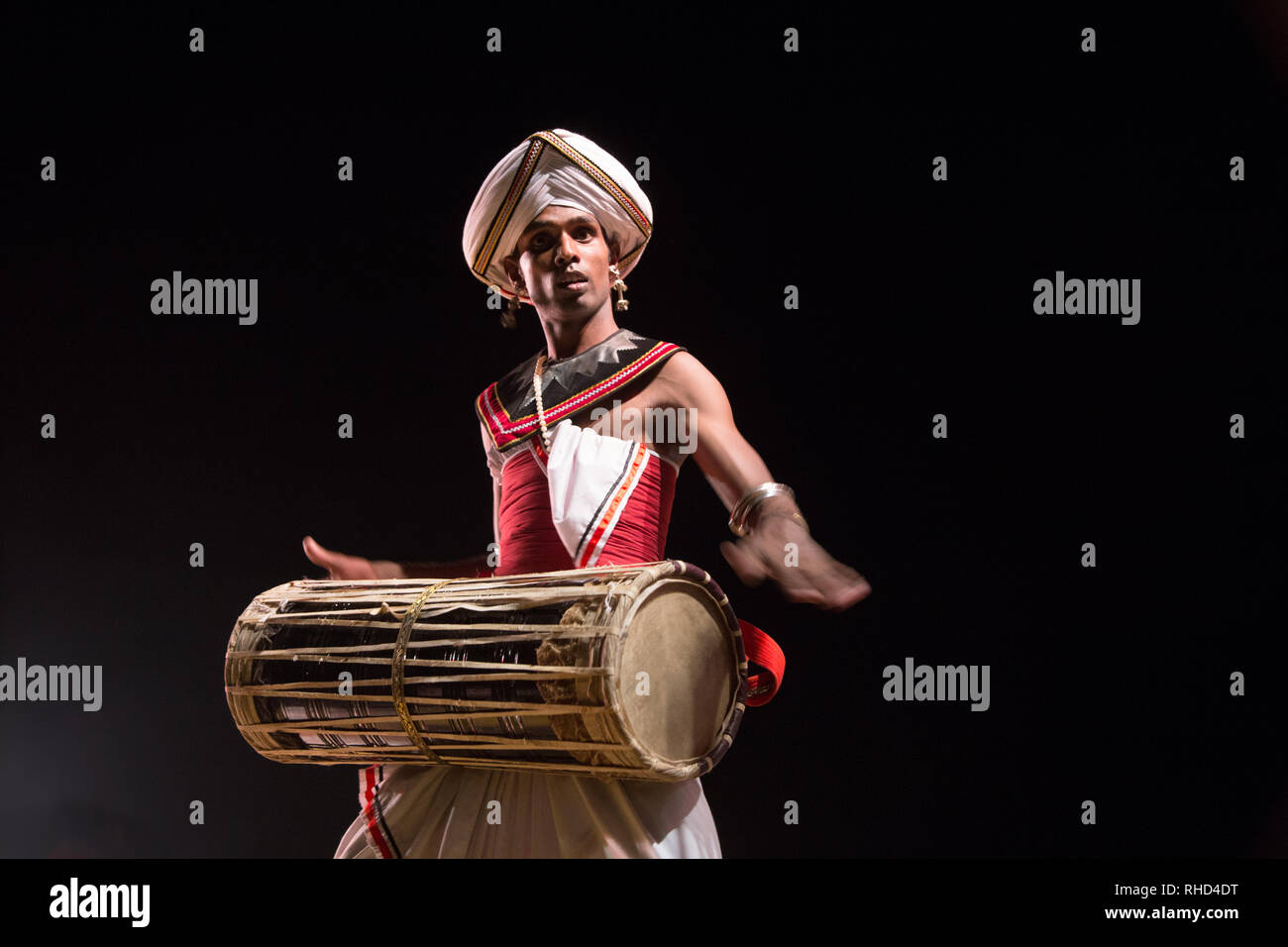 Gorizia, Italia - 26 de agosto de 2017: los músicos de la compañía de danza tradicional de Sri Lanka en el Festival Internacional de Folklore Foto de stock
