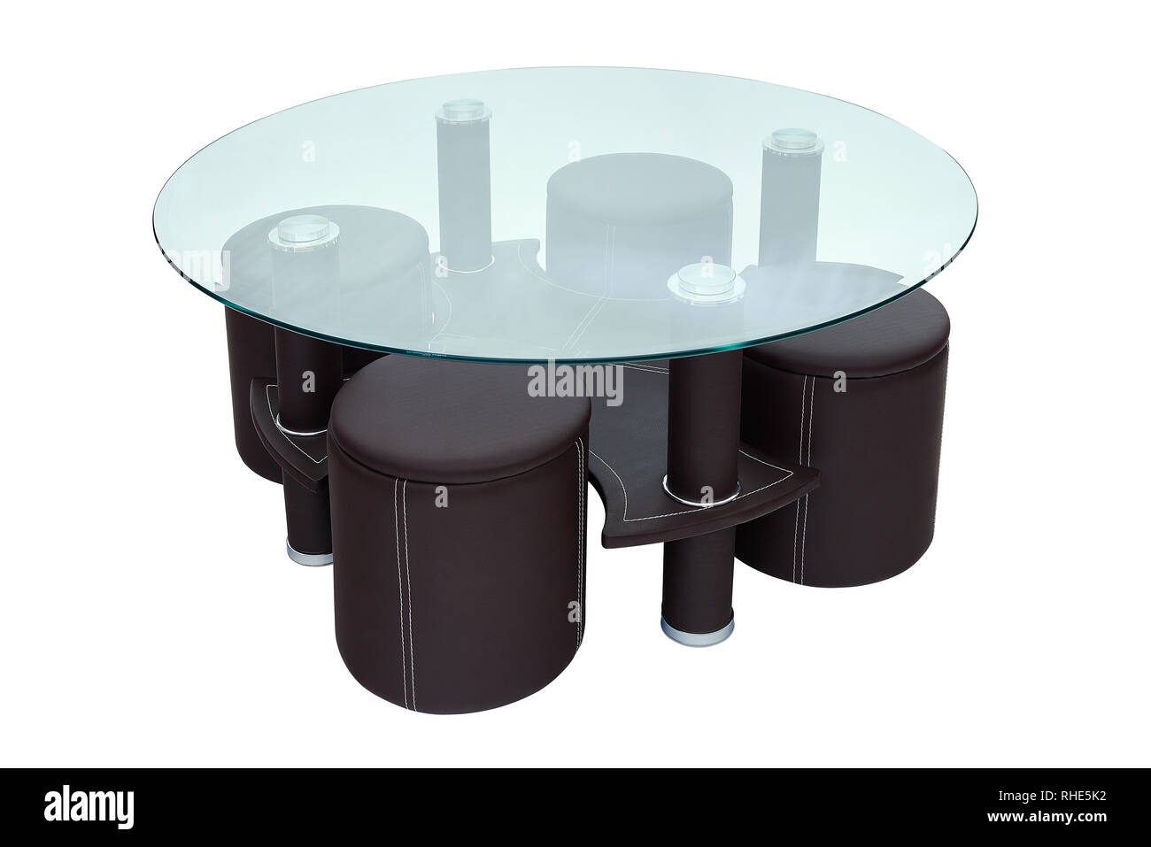 Mesa de café de lujo y taburetes. Redonda de cristal y cuero marrón oscuro  café mesa con cuatro sillas. Aislado sobre fondo blanco, el trazado de  recorte incluido Fotografía de stock -