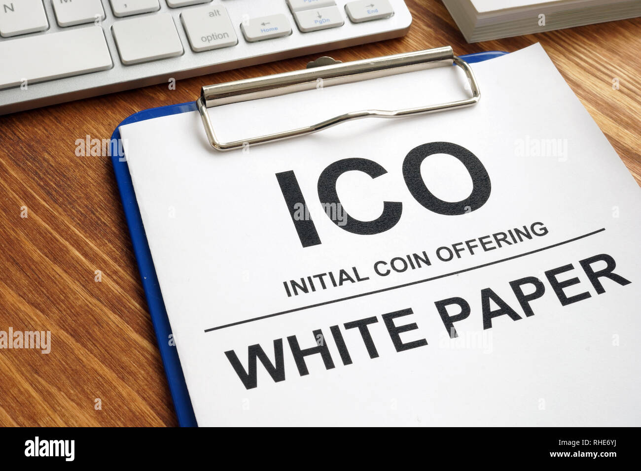 ICO moneda inicial ofrece documentos en papel blanco con el portapapeles. Foto de stock