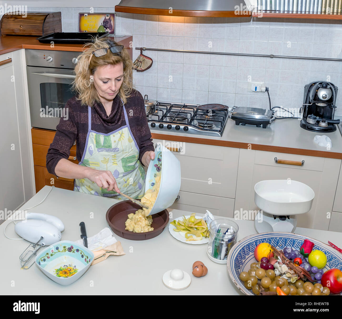 Young tired woman in cooking fotografías e imágenes de alta resolución -  Alamy