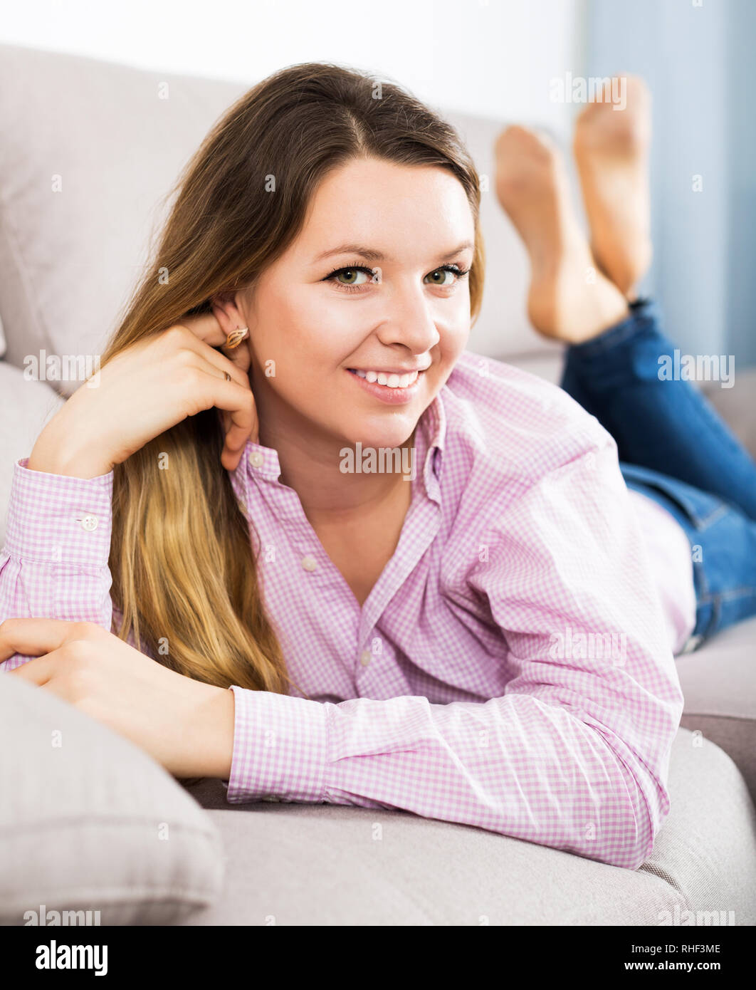 Mujer sonriente joven posando alegremente en buen humor en tiempo libre en el interior Foto de stock