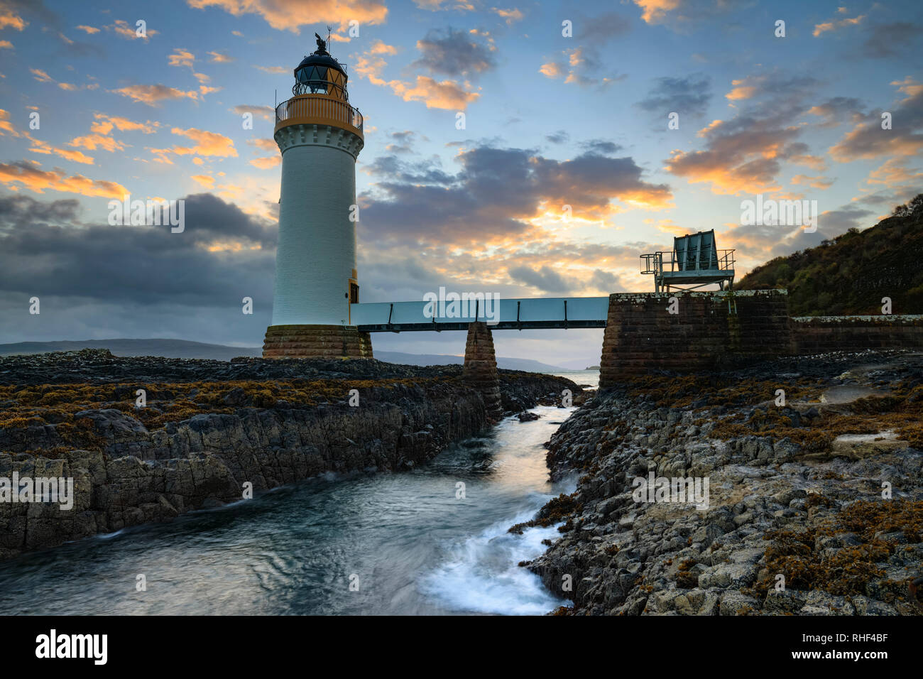 Nan Rubha Gall faro en la isla de Mull capturado al amanecer. Foto de stock