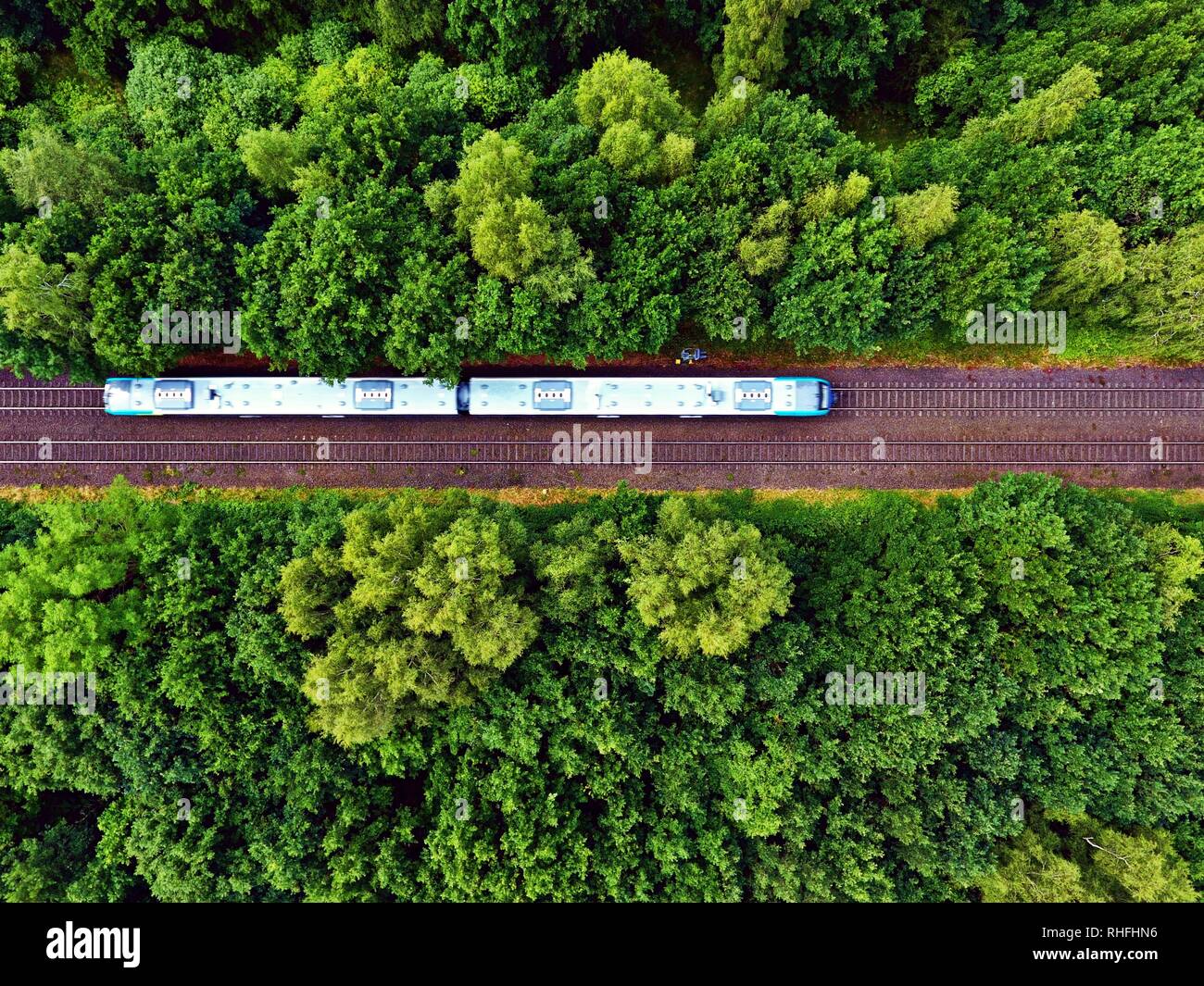 Tren entre árboles verdes - drone ver Fotografía de stock - Alamy