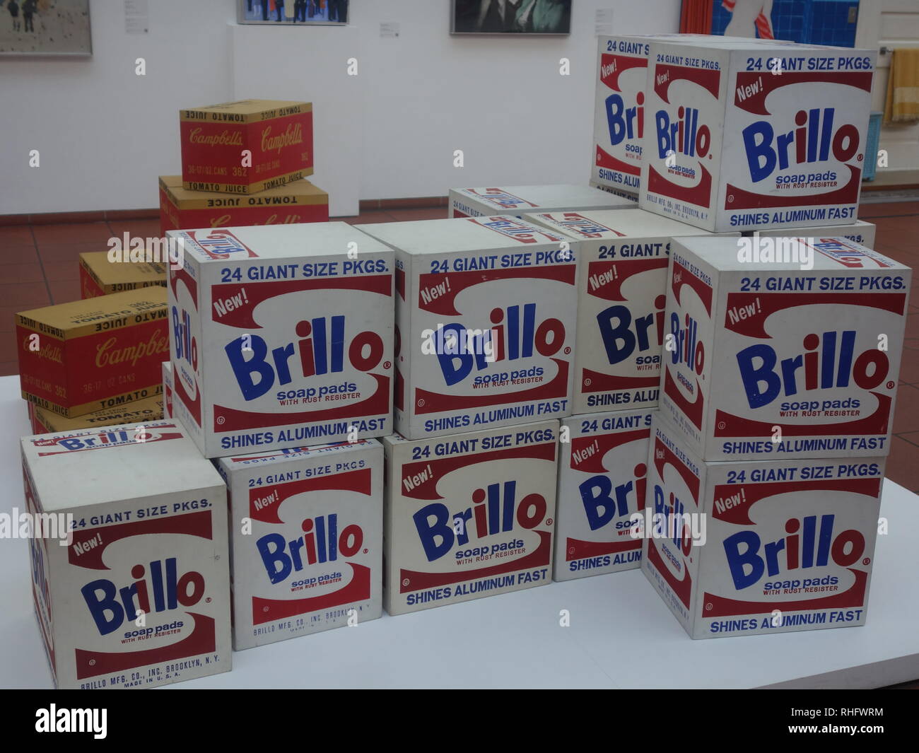 Cuadro de Brillo de Andy Warhol y Campbell's Soup Box arte en exhibición en el Museo Ludwig, la galería de arte moderno de Colonia. Foto de stock