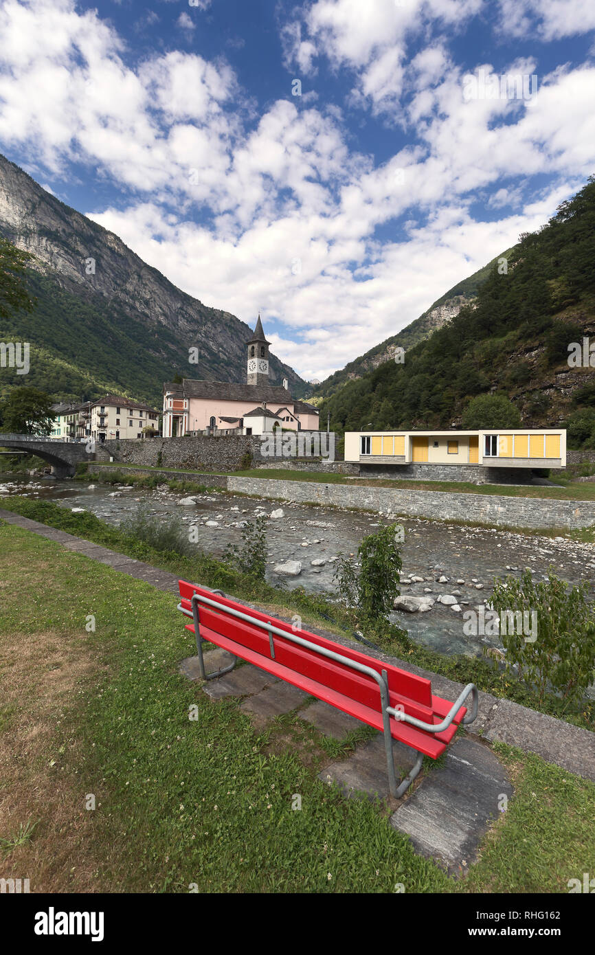 Bignasco es un hermoso pueblo en el distrito de Vallemaggia, en el cantón del Tesino, Suiza. Foto de stock