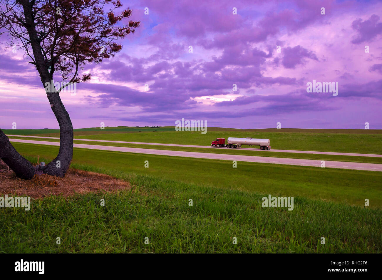 Tanker en Big Sky al atardecer Foto de stock