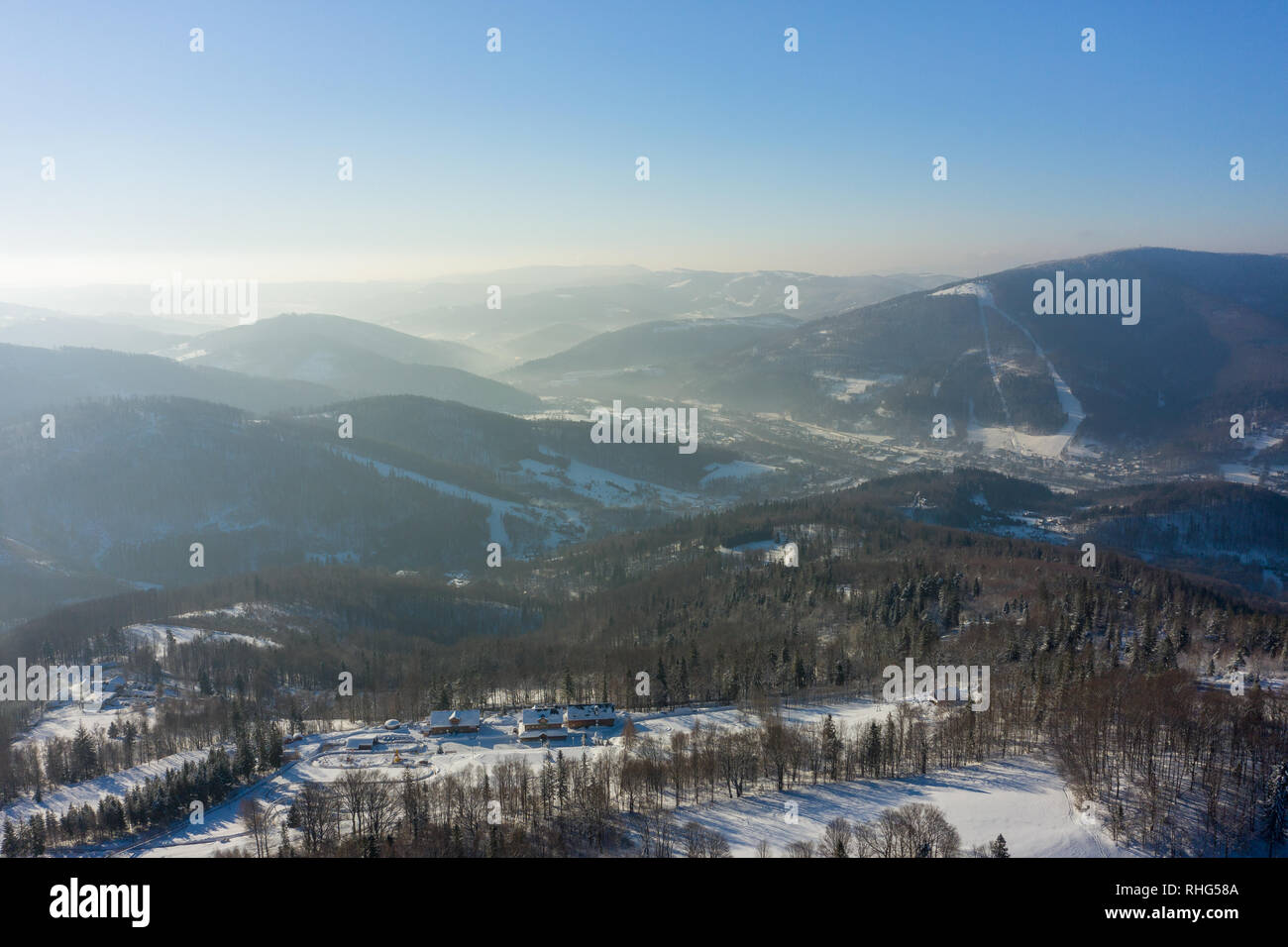 Paisaje invernal en Silesia montañas Beskydy. Vista desde Rownica