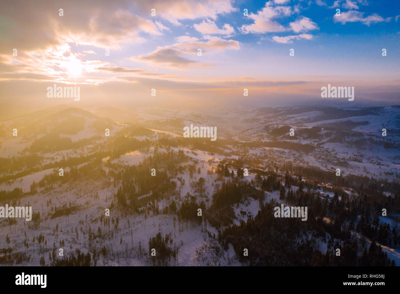 Paisaje invernal en Silesia montañas Beskydy. Vista desde arriba