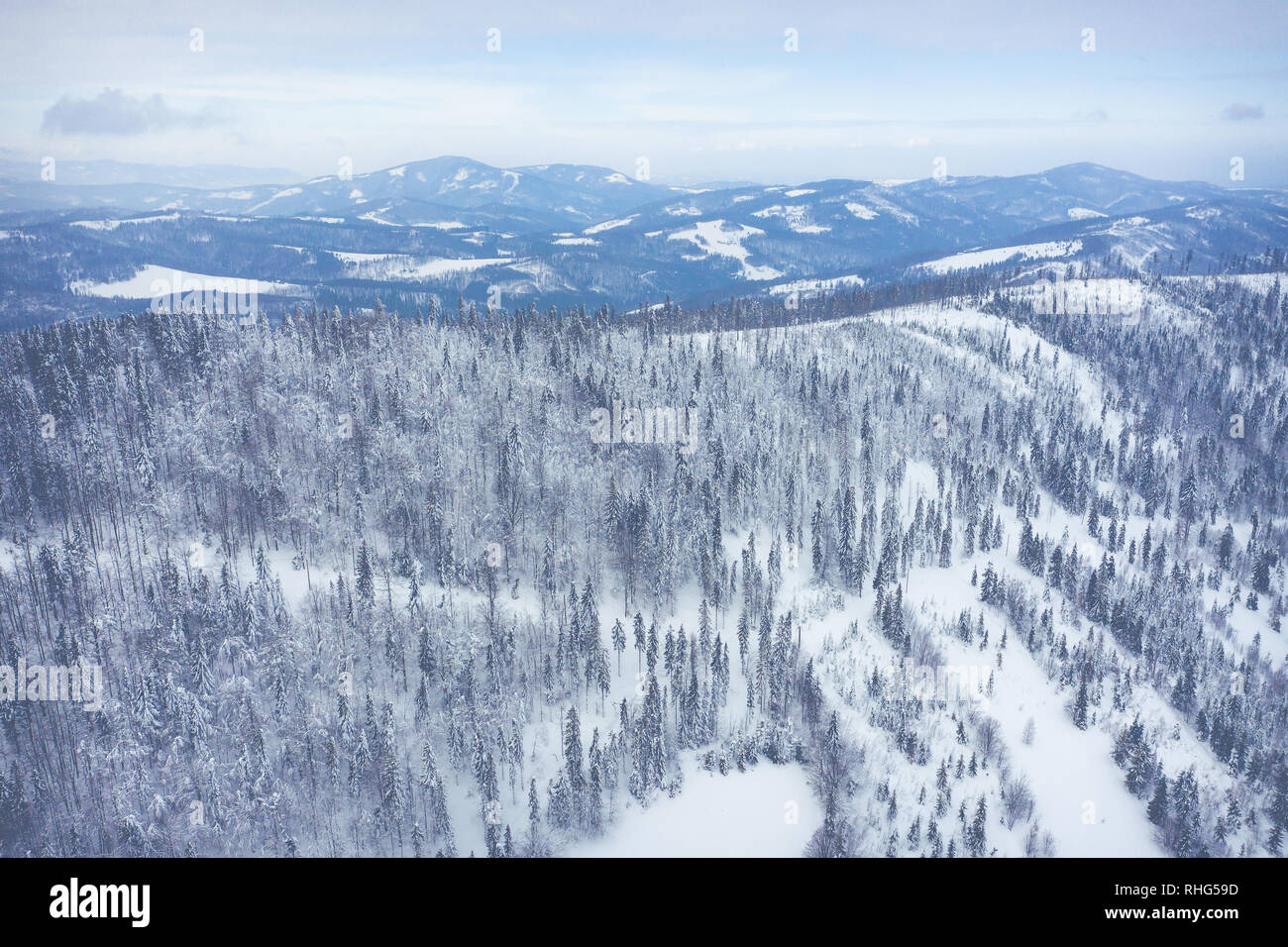 Paisaje invernal en Silesia montañas Beskydy. Vista desde arriba