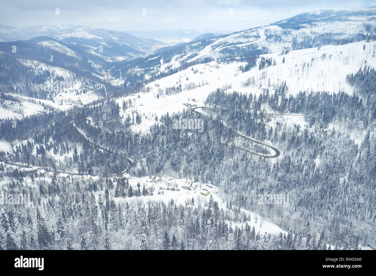 Paisaje invernal en Silesia montañas Beskydy. Vista desde arriba