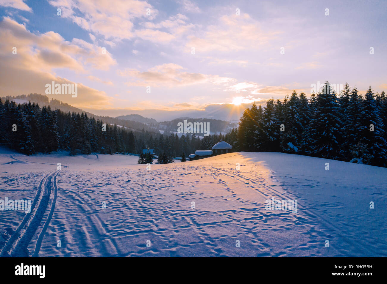 Paisaje invernal en Silesia montañas Beskydy. Vista desde arriba
