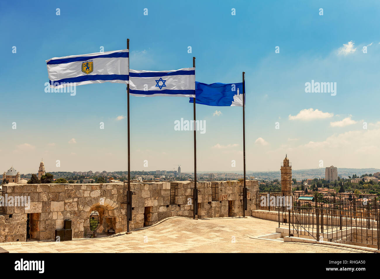 Las banderas de Israel y de Jerusalén ondeando en la azotea de la Ciudadela paredes como Torre de David sobre antecedentes en Israel. Foto de stock