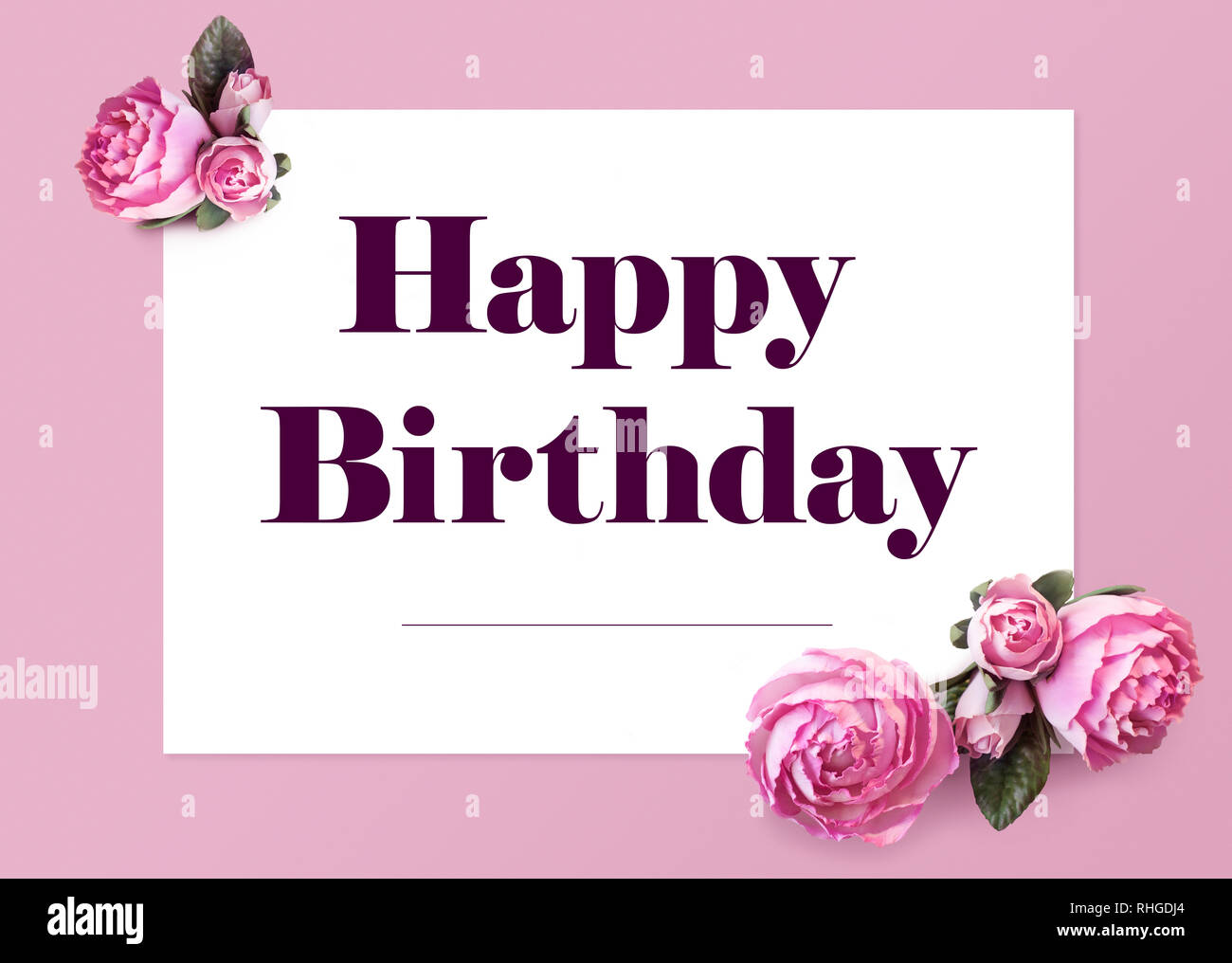 Feliz Cumpleaños elegante tarjeta de felicitación. Texto en hoja de papel  blanco y flores aisladas de peonías sobre un fondo de color rosa. Diseño  creativo para vacaciones Fotografía de stock - Alamy