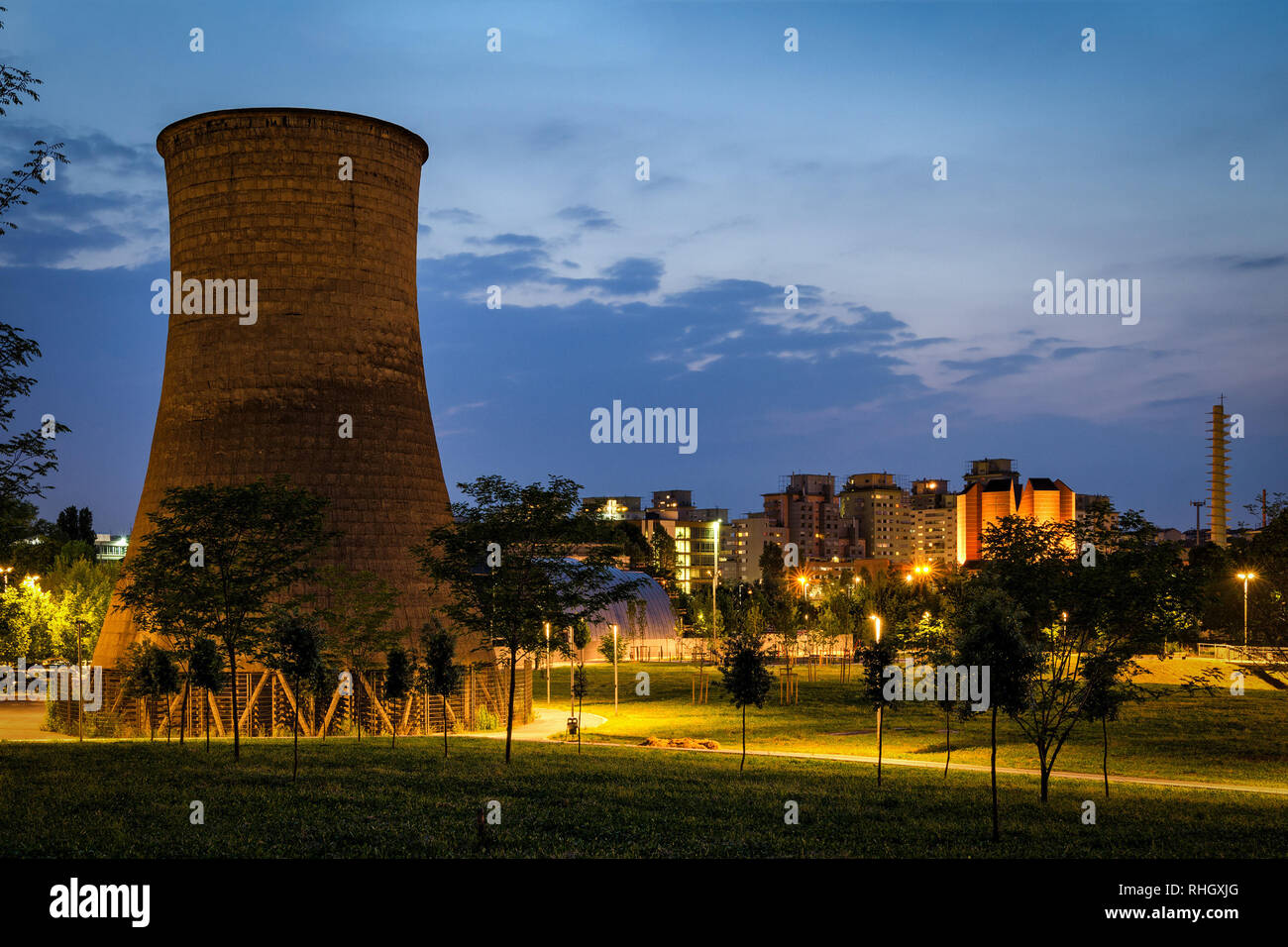 Turín (Torino) Parco Dora con la antigua torre de enfriamiento de la planta de Michelin Foto de stock