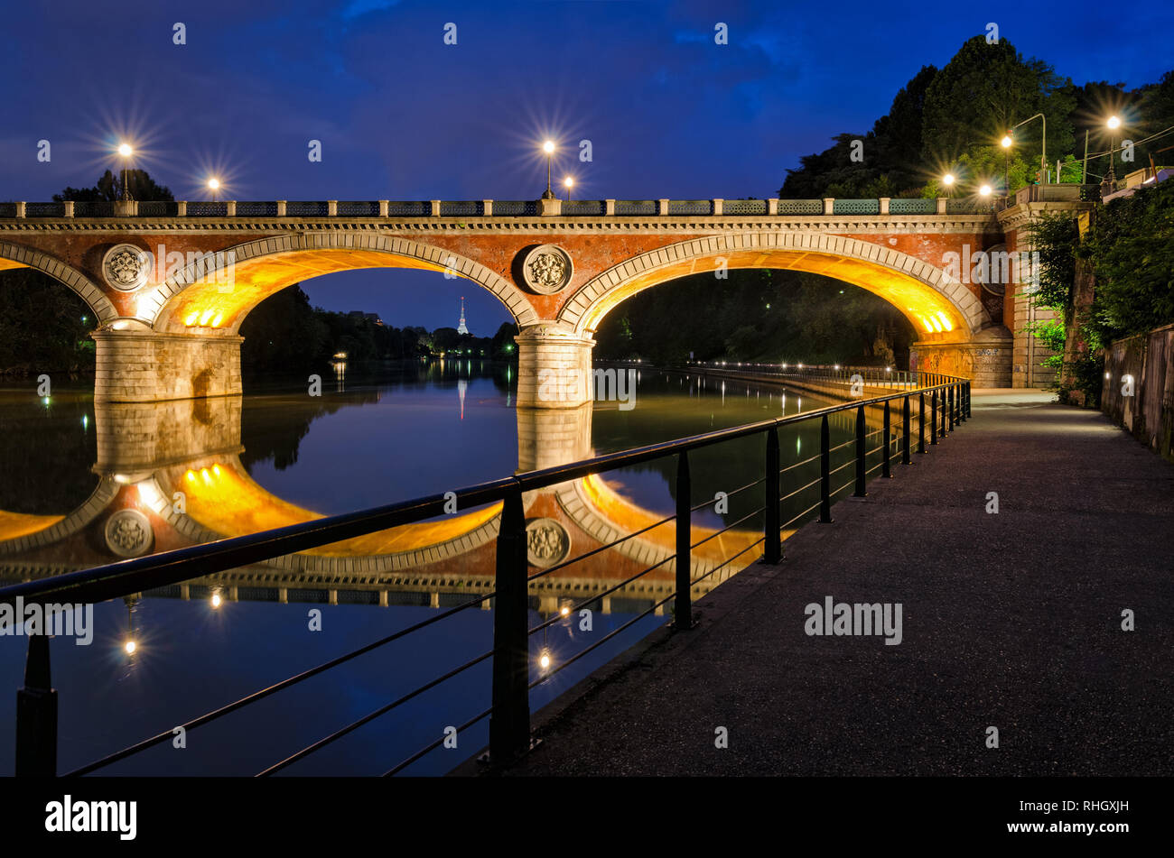 Turín (Torino) Ponte Isabella y el río Po en el Blue Hour con Mole Antonelliana en el fondo Foto de stock