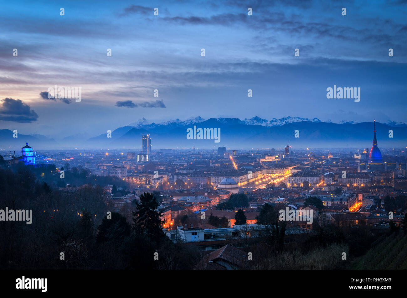 Turín skyline de alta definición con la Mole Antonelliana y Alpes Foto de stock