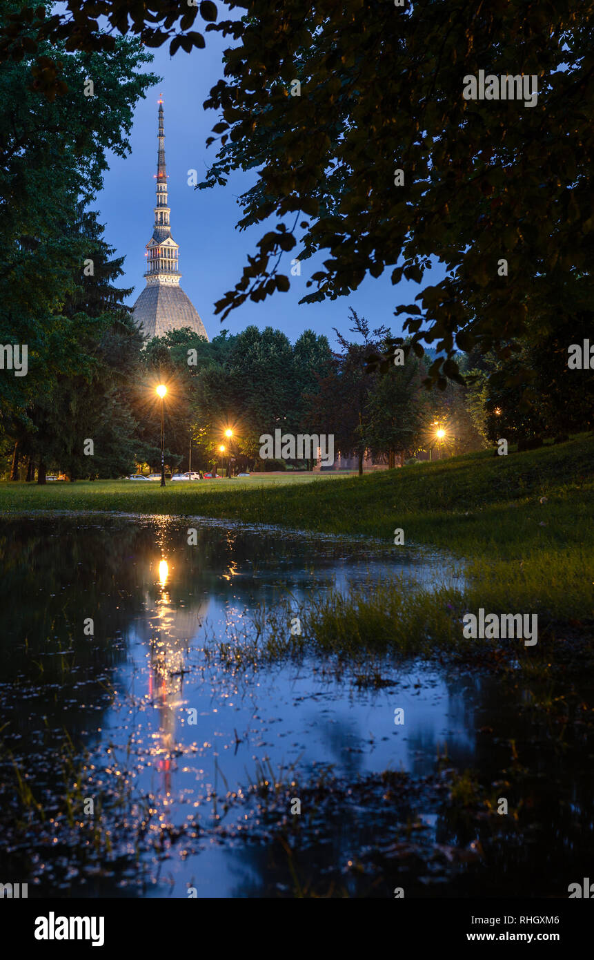 La Mole Antonelliana de Turín vista desde los jardines reales Foto de stock