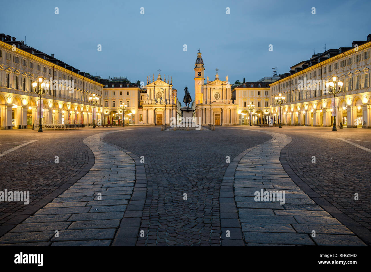 Piazza San Carlo de Turín en penumbra Foto de stock