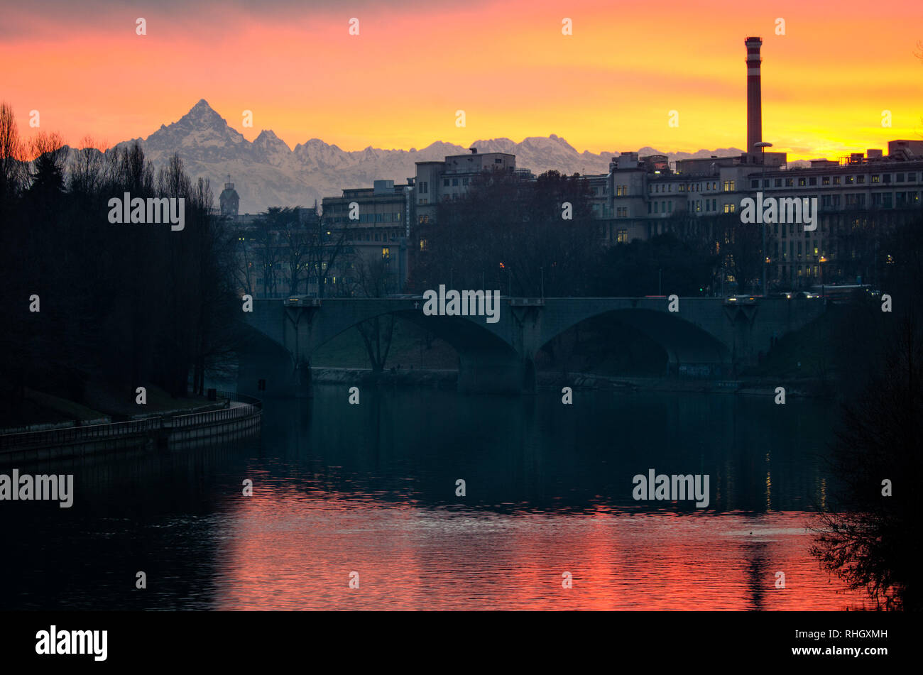 Turín scenic atardecer sobre el río Po y Monviso Foto de stock