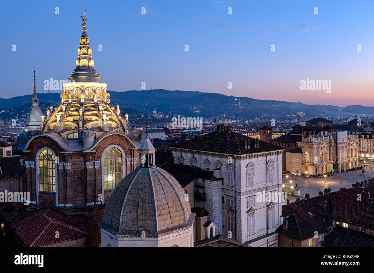 Horizonte de Turín con la Mole Antonelliana y Guarini Catedral Dome Foto de stock