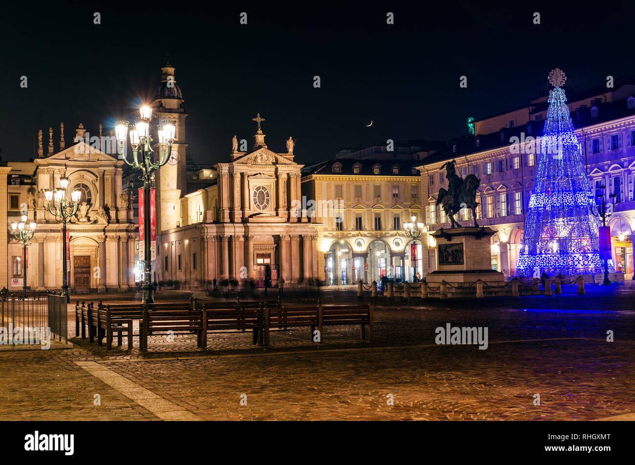 Turín la elegante Piazza San Carlo en el centro de la ciudad, a la luz de la luna Foto de stock