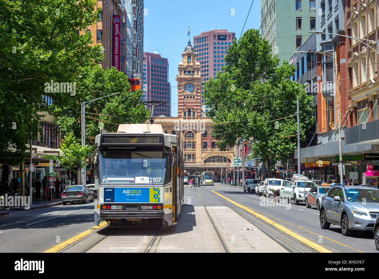 Melbourne, Australia - El 1 de enero de 2019: vista de la calle de Melbourne con la estación de tren de Flinders Street y el tranvía, la principal forma de transporte público Foto de stock