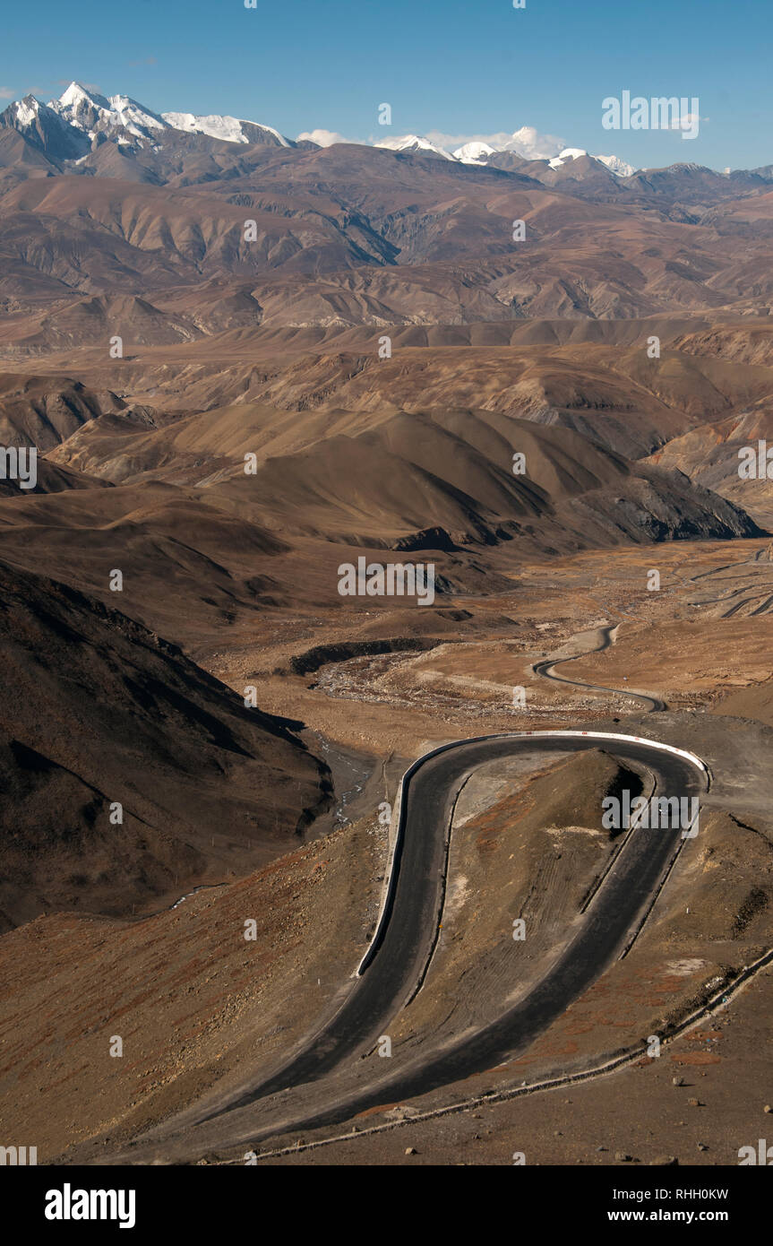 Curvas en la ruta hacia el valle de Kyirong (Jilong) en el oeste del Tíbet, en la frontera con Nepal chino Foto de stock