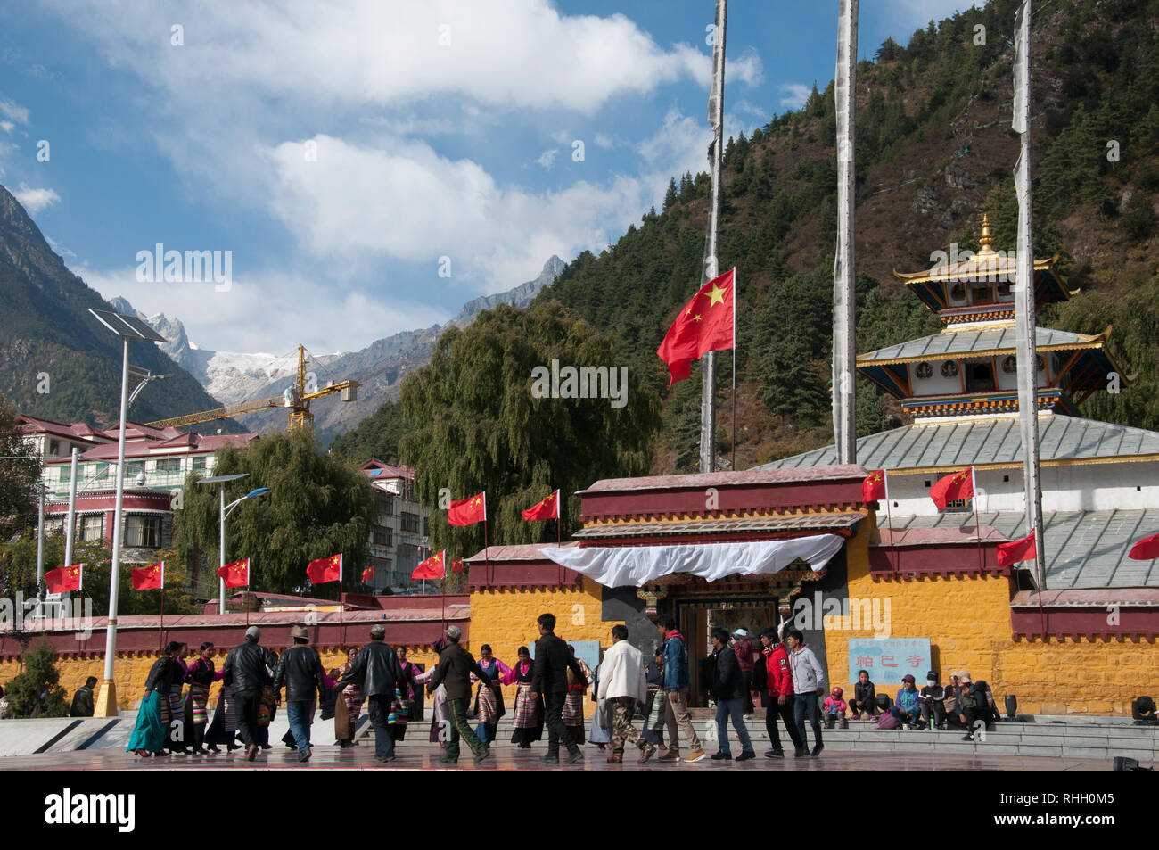 Bailarines en un festival cultural en Kyirong (Jilong), Tibet, en la frontera con Nepal chino Foto de stock