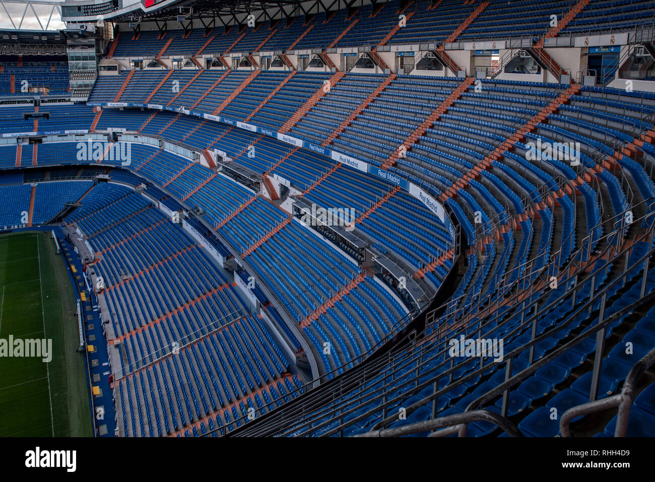 MADRID, España - Febrero 2019 : Stands de Estadio Santiago Bernabeu el actual estadio del Real Madrid FC Foto de stock
