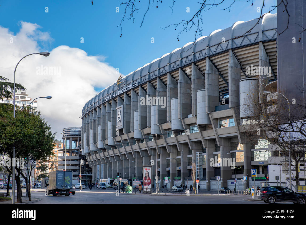 MADRID, España - Febrero 2019 : La fachada principal del Estadio Santiago Bernabeu es el actual estadio del Real Madrid FC Foto de stock