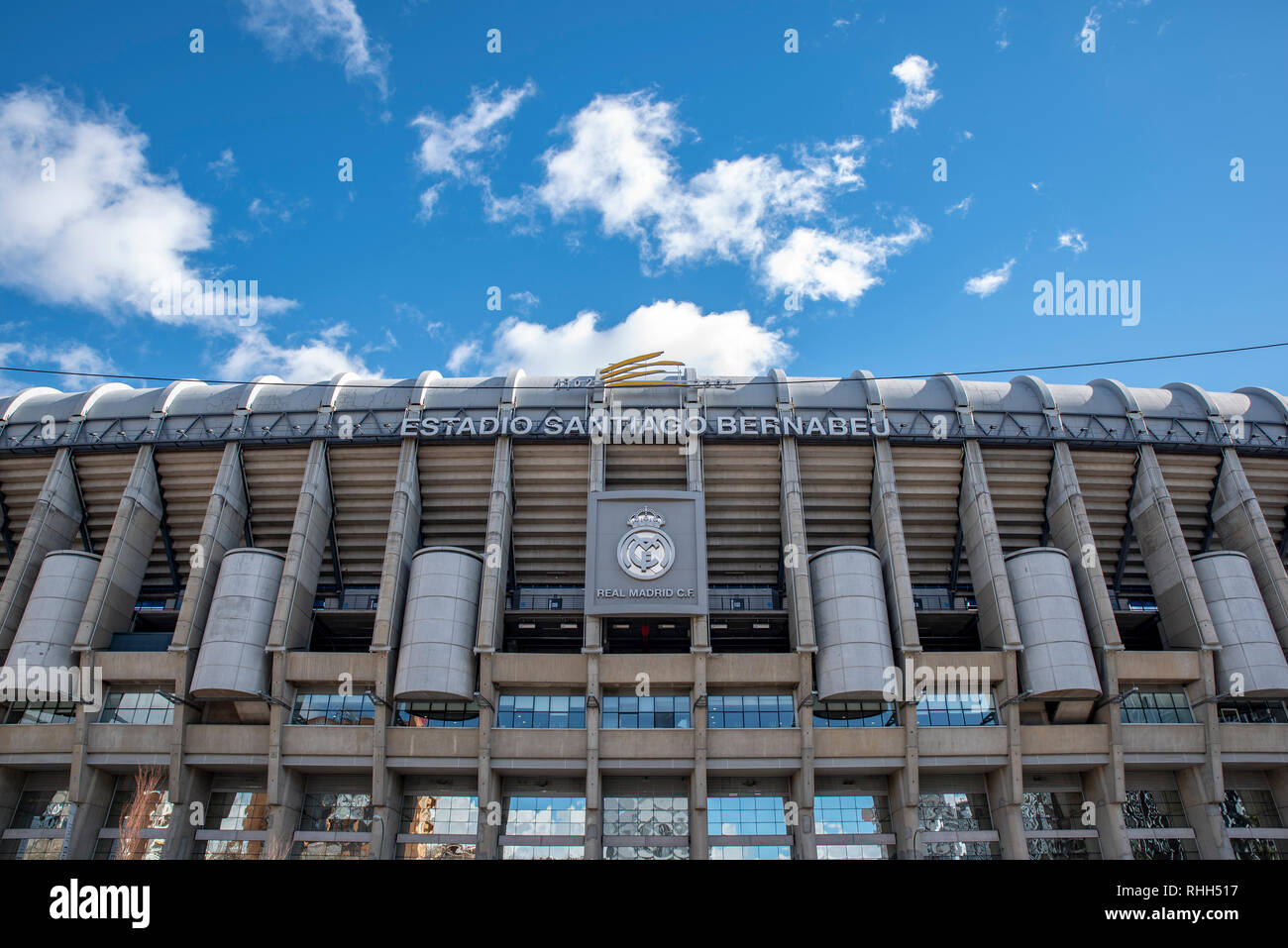 MADRID, España - Febrero 2019 : La fachada principal del Estadio Santiago Bernabeu es el actual estadio del Real Madrid FC Foto de stock