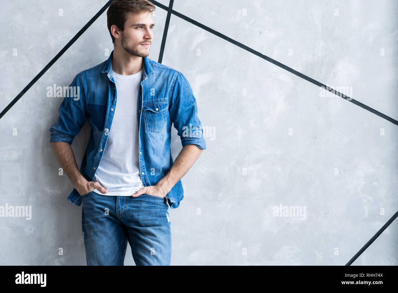 moda jeans y camisa hombre