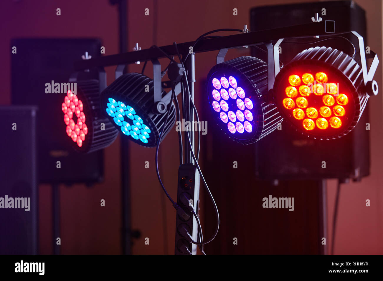 Equipos de iluminación LED, LED de iluminación profesionales forstage de  color del dispositivo. Las luces LED para discotecas Fotografía de stock -  Alamy