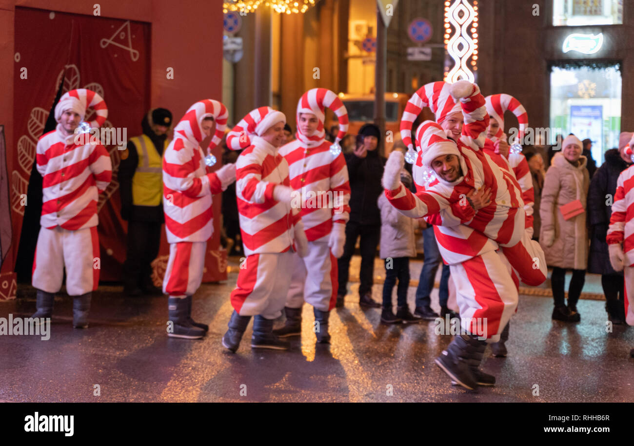 Moscú, Rusia - Enero 2019: Actores vestidos como elfos hadas metida en una  batalla de baile en las calles del centro de Moscú durante las vacaciones  de invierno s Fotografía de stock - Alamy